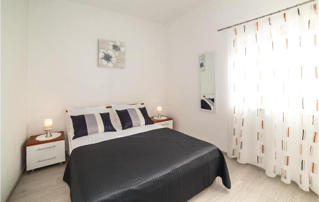 Posteľ alebo postele v izbe v ubytovaní Three-Bedroom Holiday Home In Kastel Sucurac
