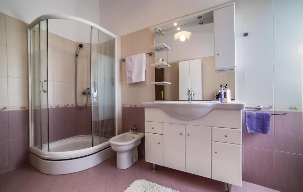 Kúpeľňa v ubytovaní Three-Bedroom Holiday Home In Kastel Sucurac