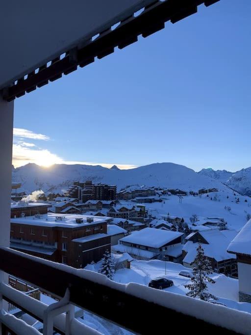 - une vue sur une ville avec des bâtiments recouverts de neige dans l'établissement Le Cocon de l'Alpes, à Huez