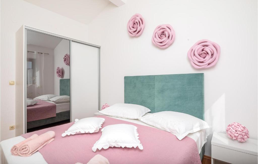Postel nebo postele na pokoji v ubytování Holiday Home Blato Na Cetini 9