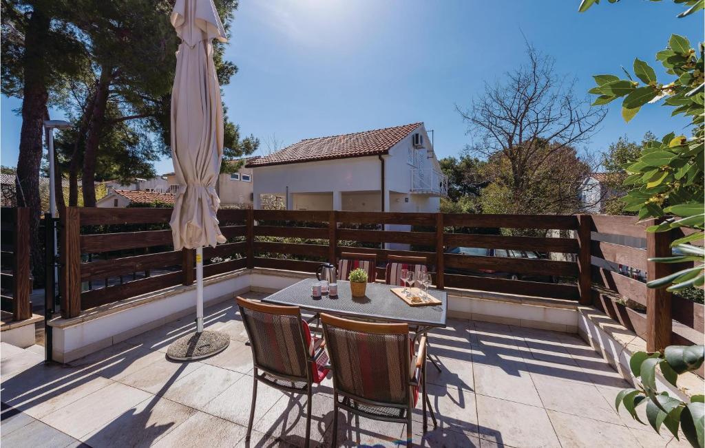 Balkón nebo terasa v ubytování Two-Bedroom Apartment In Jadrija