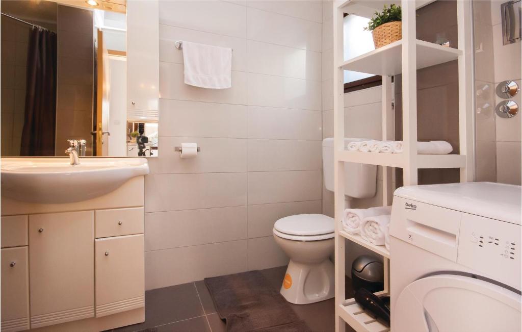 Koupelna v ubytování Two-Bedroom Apartment In Jadrija