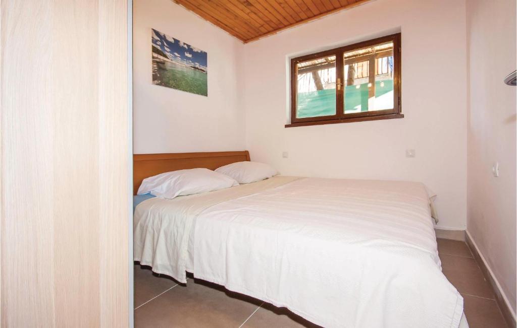 Postel nebo postele na pokoji v ubytování Two-Bedroom Apartment In Jadrija