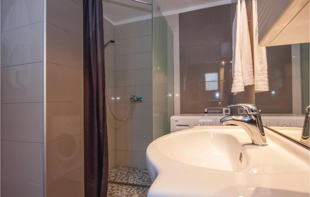 Koupelna v ubytování Two-Bedroom Apartment In Jadrija