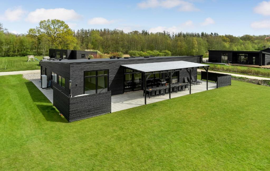 Κήπος έξω από το Lovely Home In Glesborg With Sauna