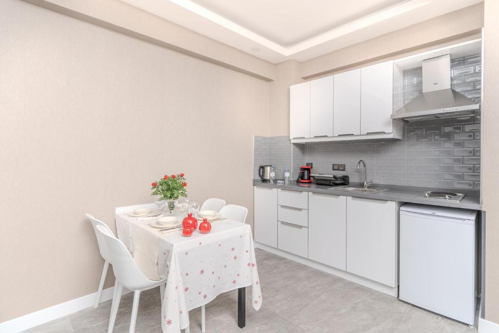 Kuchyň nebo kuchyňský kout v ubytování Olea Suites Otel