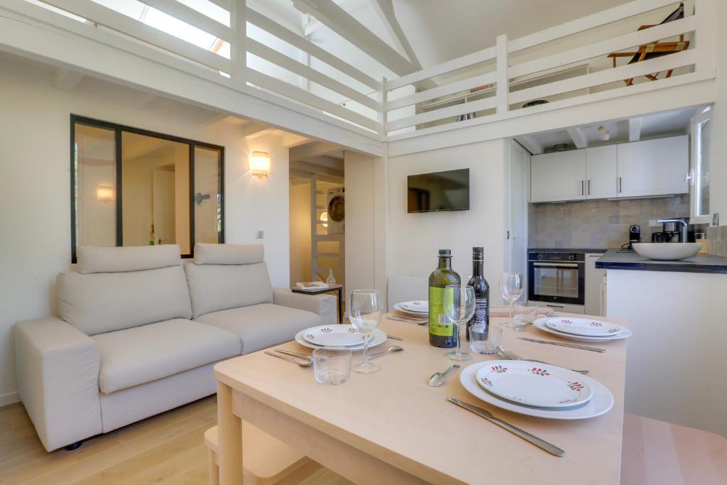 une cuisine et un salon avec une table et un canapé dans l'établissement Erlauntza, à Biarritz