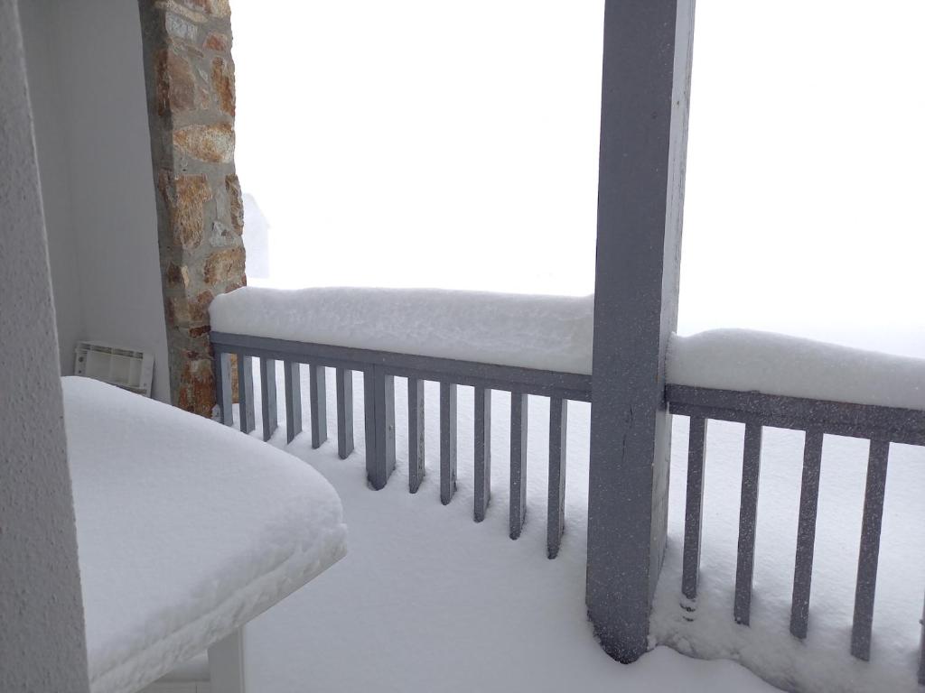 d'un balcon recouvert de neige avec une fenêtre. dans l'établissement ski piscine et fitness à la Mongie, à Bagnères-de-Bigorre