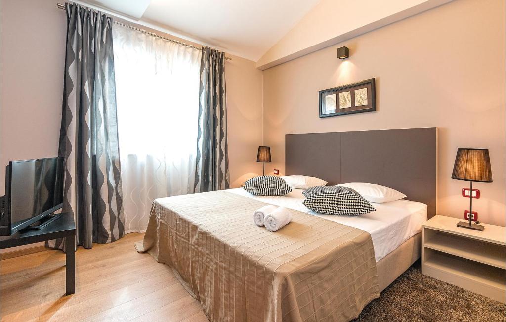 Łóżko lub łóżka w pokoju w obiekcie 4 Bedroom Awesome Home In Trosti