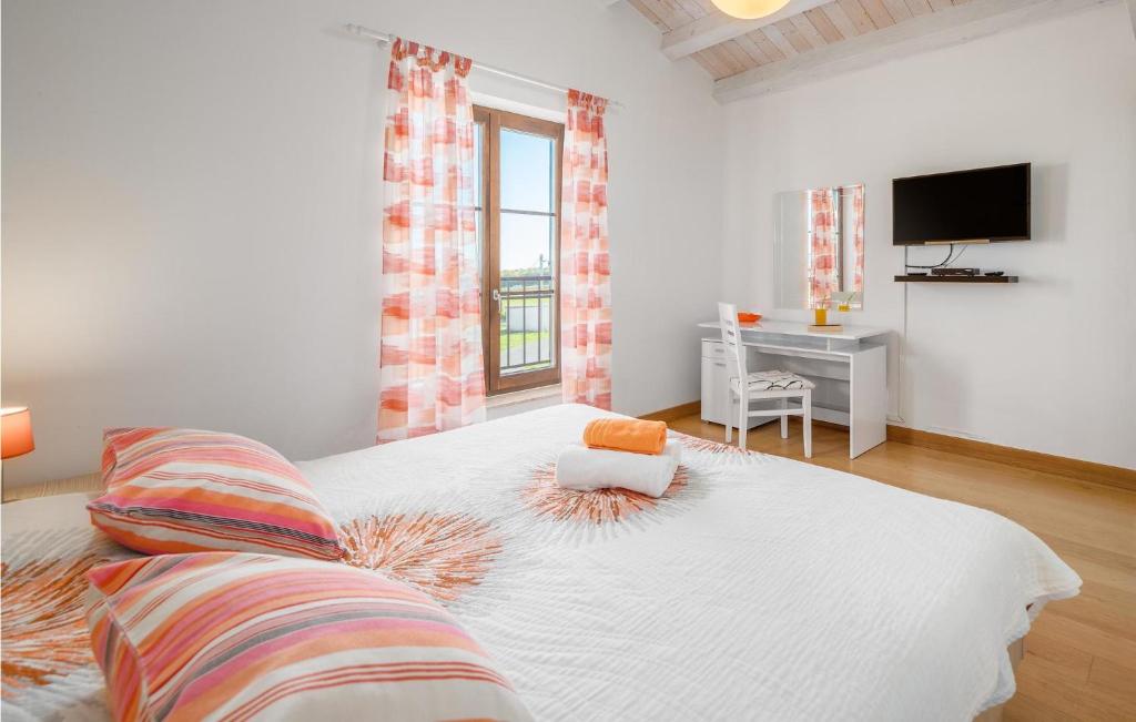 Łóżko lub łóżka w pokoju w obiekcie Pet Friendly Home In Barban With Sauna