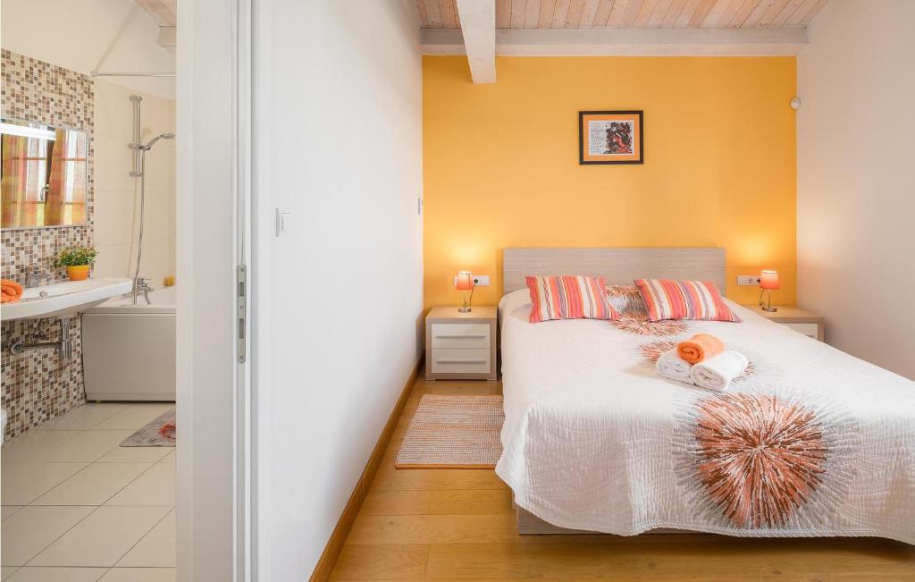 Łóżko lub łóżka w pokoju w obiekcie Pet Friendly Home In Barban With Sauna