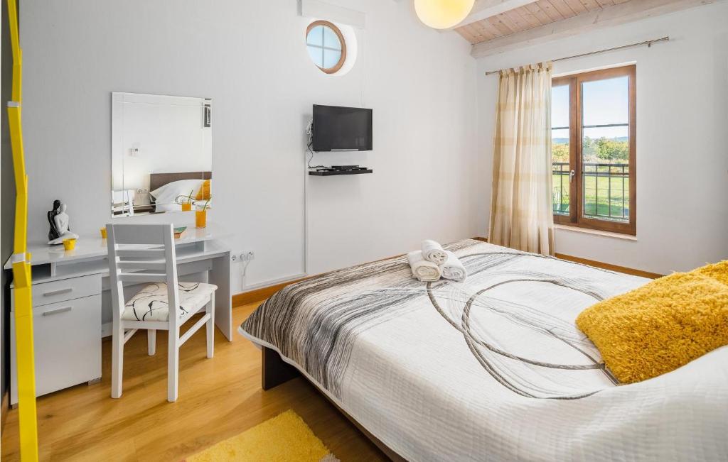 Łóżko lub łóżka w pokoju w obiekcie Pet Friendly Home In Barban With Sauna