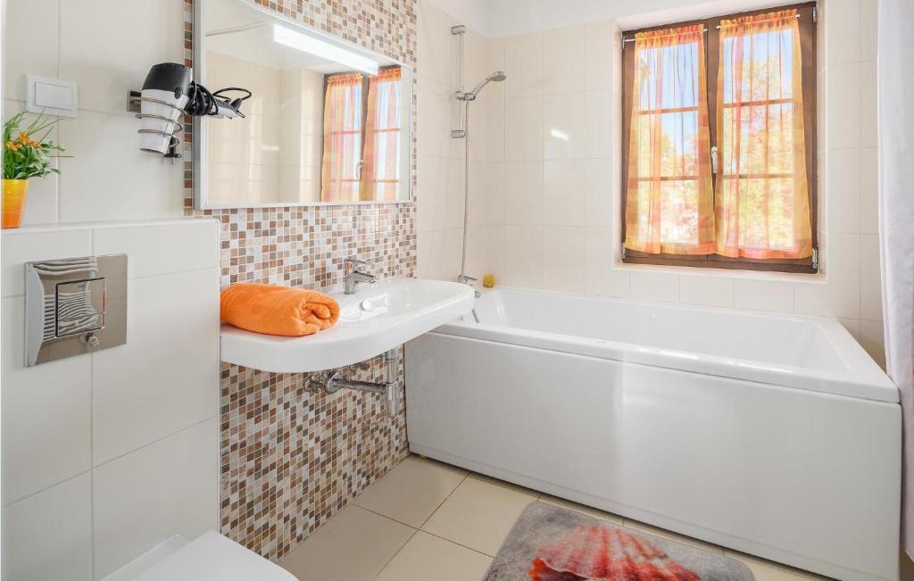 Łazienka w obiekcie Pet Friendly Home In Barban With Sauna