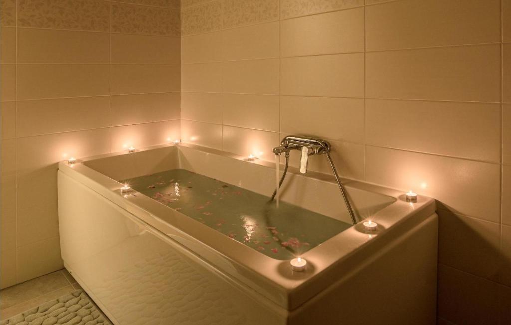 Zdjęcie z galerii obiektu Pet Friendly Home In Barban With Sauna w mieście Barban