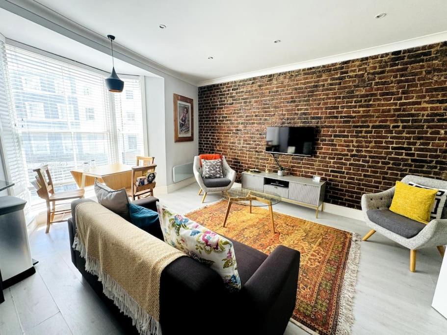 Et opholdsområde på Waves, Central Beach Town Apartment