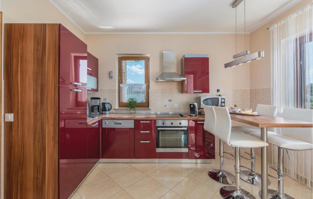 Kuchnia lub aneks kuchenny w obiekcie Holiday Home Kastelir 50 With Outdoor Swimmingpool