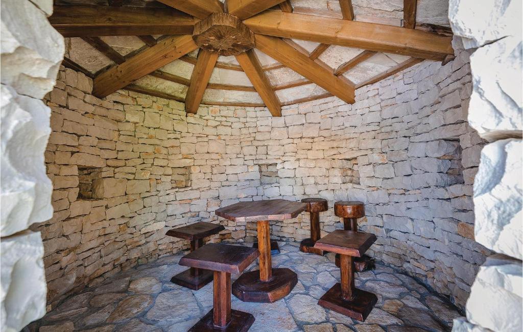 Posedenie v ubytovaní 5 Bedroom Beautiful Home In Labin