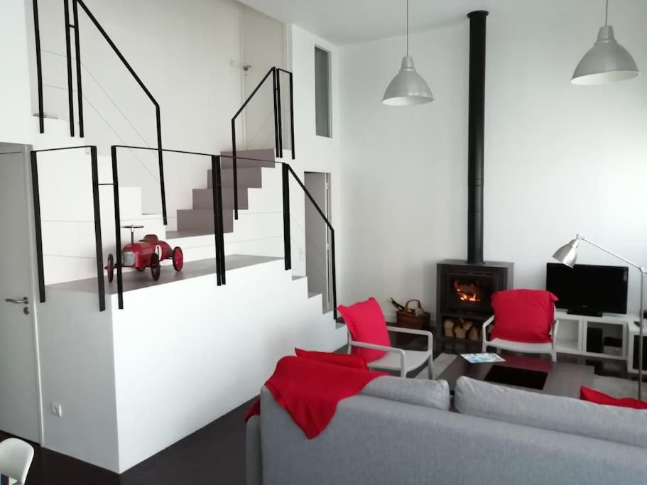 un salon avec un canapé et des chaises rouges dans l'établissement Loft-Maison de ville-Parking-Famille Pas de fête, à Athis-Mons