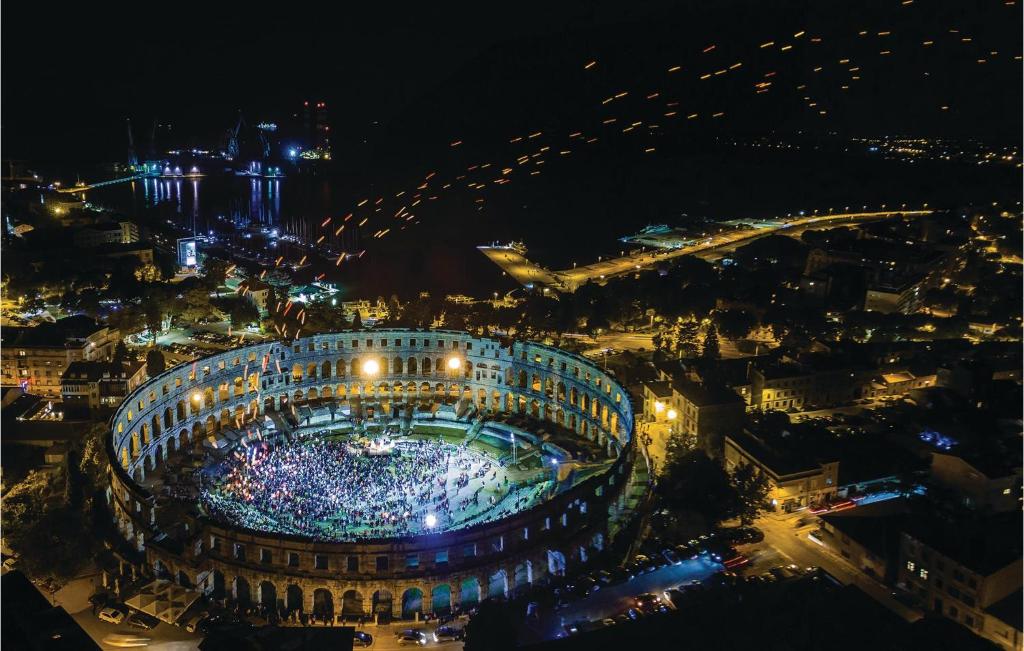Nespecifikovaný výhled na destinaci Pula nebo výhled na město při pohledu z prázdninového domu