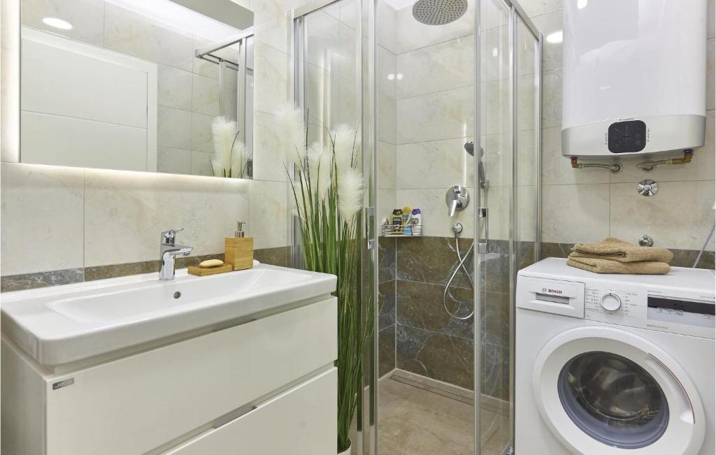 Kúpeľňa v ubytovaní 2 Bedroom Amazing Apartment In Liznjan