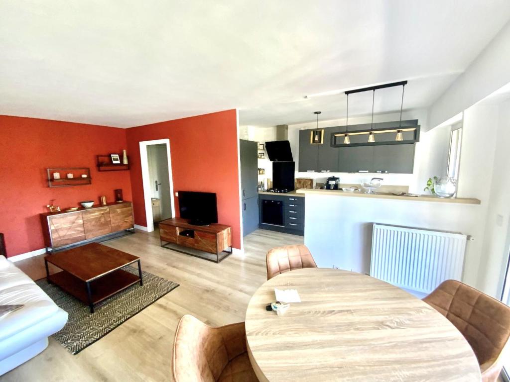 un salon avec une table et une cuisine dans l'établissement Antibes t3, à Antibes