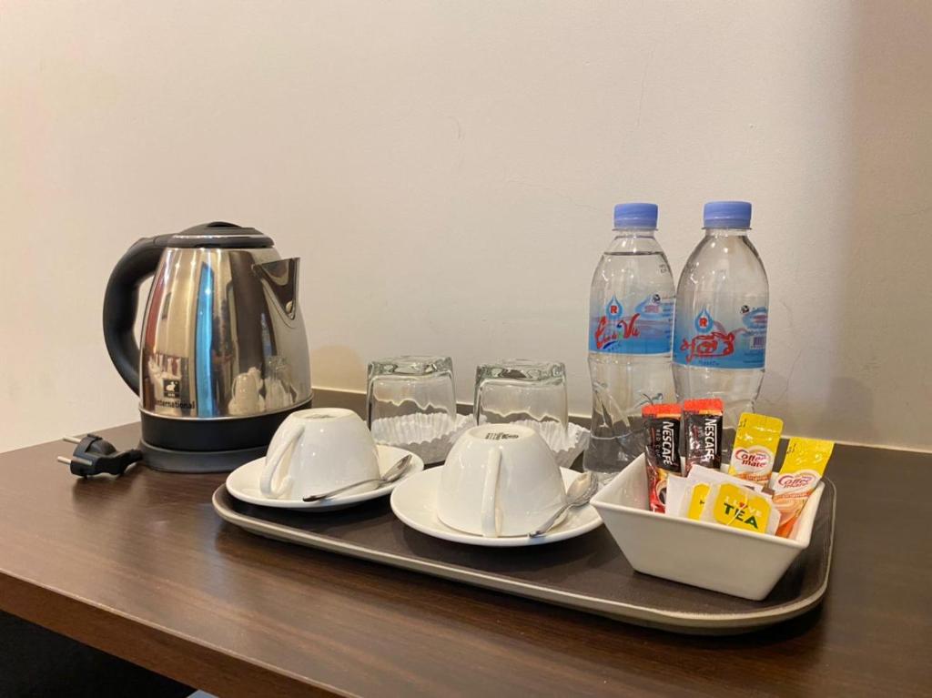 Příslušenství pro přípravu čaje a kávy v ubytování Apple Hotel Two - Near Phnom Penh Airport