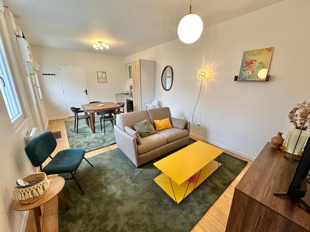 un salon avec un canapé et une table dans l'établissement Appartements tout confort idéalement placés à Berck-Plage, à Berck-sur-Mer