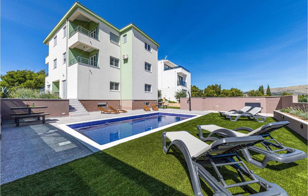 Three-Bedroom Apartment In Saldun