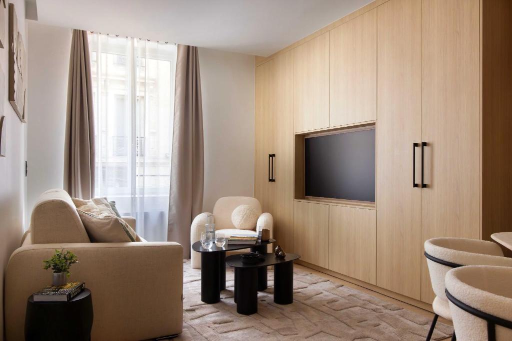 un salon avec un canapé et une télévision dans l'établissement Apt Exceptional - AC - 3BR-8P- Gare de l 'Est, à Paris