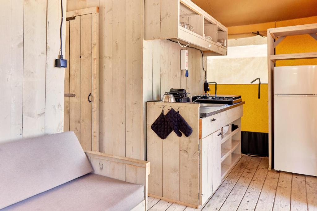 Kuchyň nebo kuchyňský kout v ubytování Glamping Virton