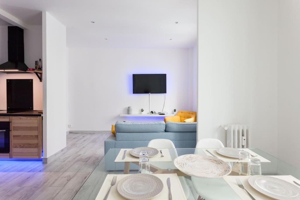 un salon avec une table et un canapé bleu dans l'établissement MARSEILLE superbe appartement à 2m de la plage, à Marseille