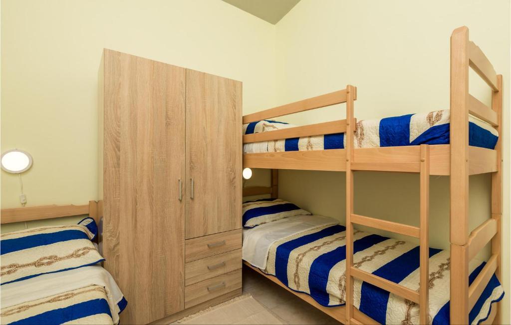Postel nebo postele na pokoji v ubytování Lovely Apartment In Kosljun With Wifi