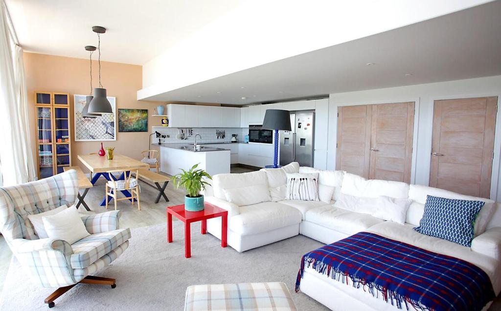 Curated visual reference: Gallery Detail: Slr 98 Beach Penthouse Spectacular 4 Br Beachfront Penthouse Hythe