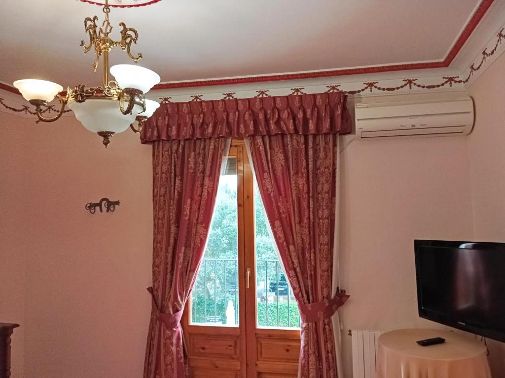 TV a/nebo společenská místnost v ubytování Hotel La Rueda 3000