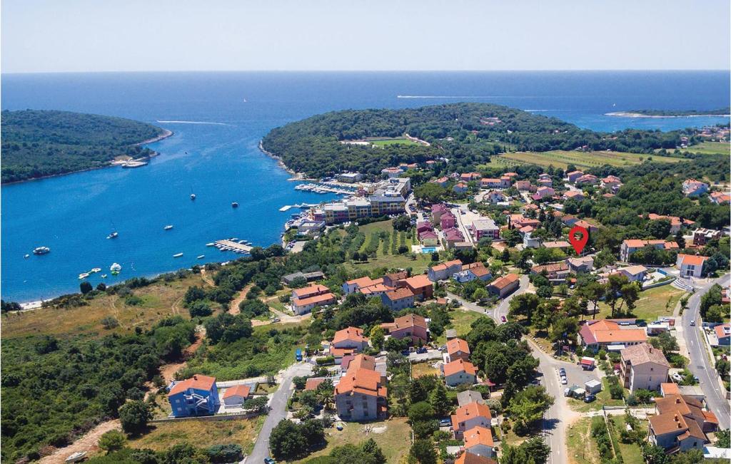 One-Bedroom Apartment In Banjole في بنجول: اطلالة جوية على مدينة بجانب تجمع المياه