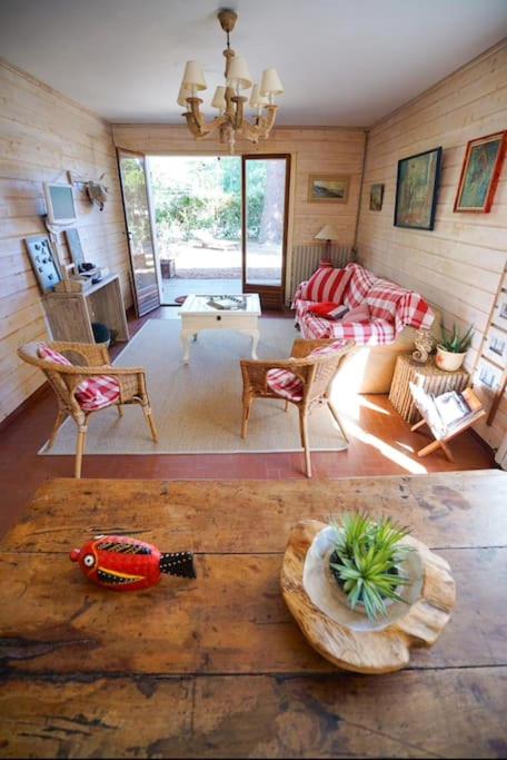 un salon avec un canapé et une table dans l'établissement La Maison des Pins Arcachon Les Abatilles, à Arcachon
