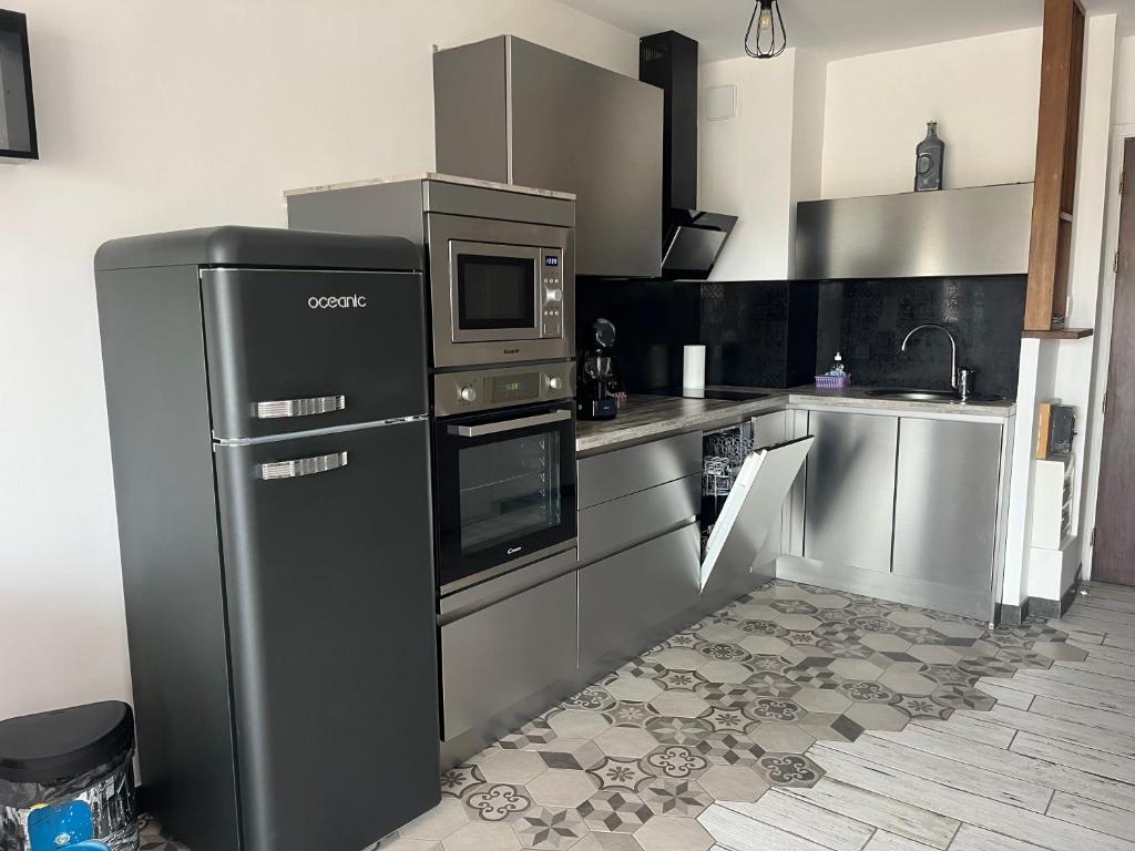 une cuisine équipée d'appareils en acier inoxydable dans l'établissement Spacieux studio plein sud et très calme, à Cagnes-sur-Mer