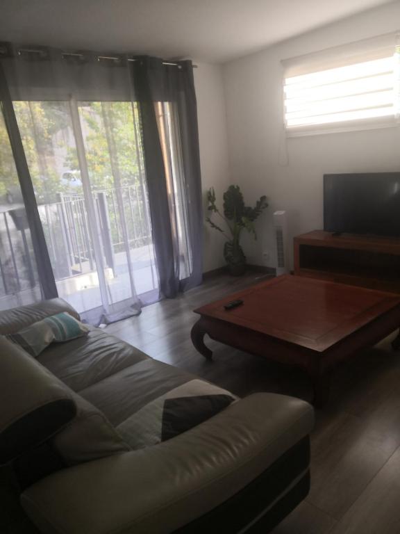 un salon avec un canapé et une table basse dans l'établissement 1149 le Tholonet, au Tholonet