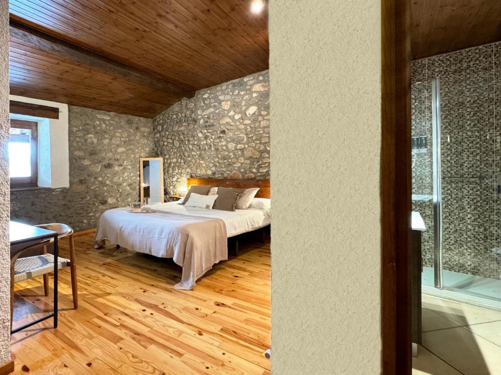 Hotel Cal Rei de Talló - Habitación Doble Deluxe (2 Adultos + 1 Niño)
