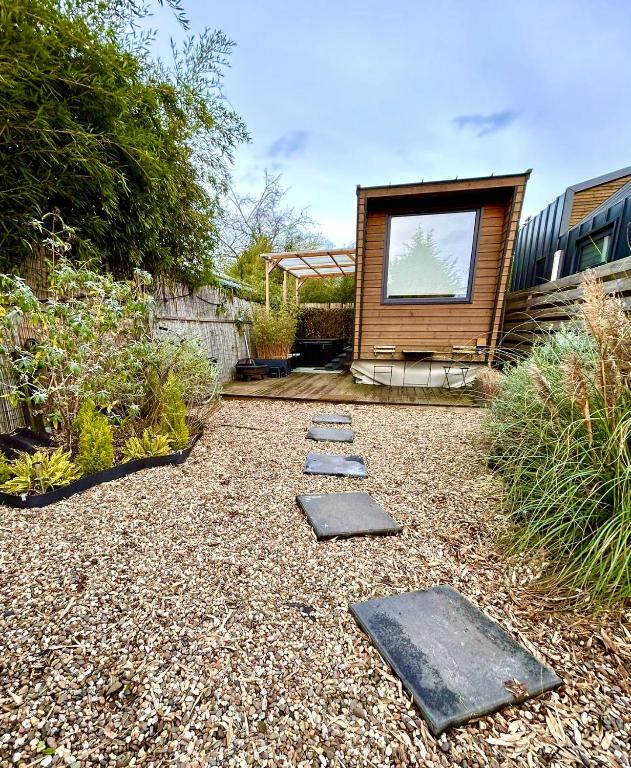 Zahrada ubytování Tiny house with garden and jacuzzi near Amsterdam