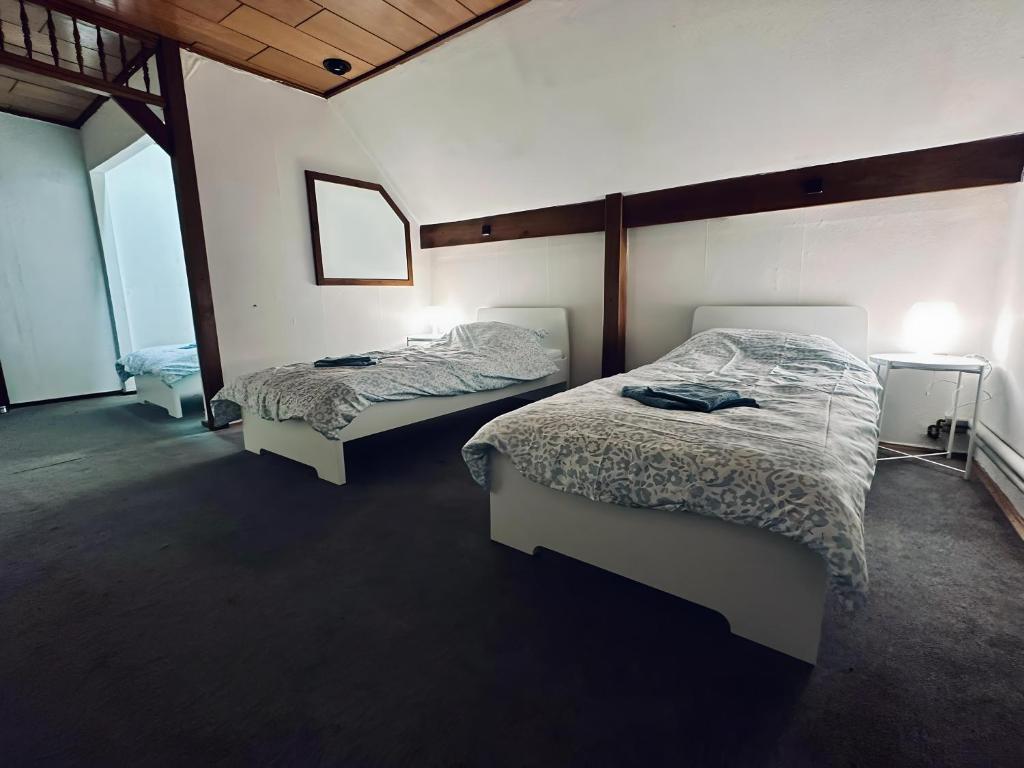 a room with two beds in a room at sleepWELL-Steinfurt III Familienfreundlich & Zentral in Steinfurt