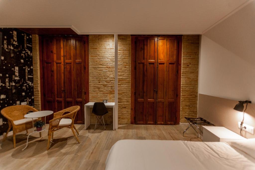 1 dormitorio con 1 cama, mesa y sillas en Host & Home, en Valencia