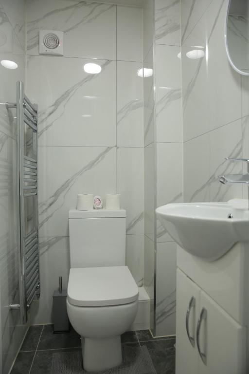 Koupelna v ubytování Private Ensuite 4 min drive to Luton Airport