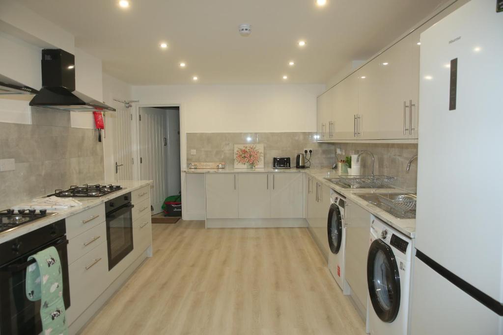 Kuchyň nebo kuchyňský kout v ubytování Private Ensuite 4 min drive to Luton Airport