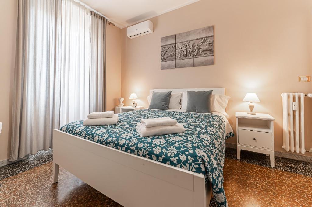 Apartment in Tuscolana Train Station & Metro A