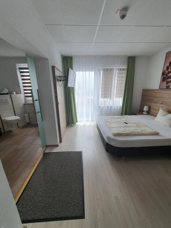 Postel nebo postele na pokoji v ubytování Fränkischer Hof --- Hotel in Pegnitz --- Schlabecks Fränkischer Hof