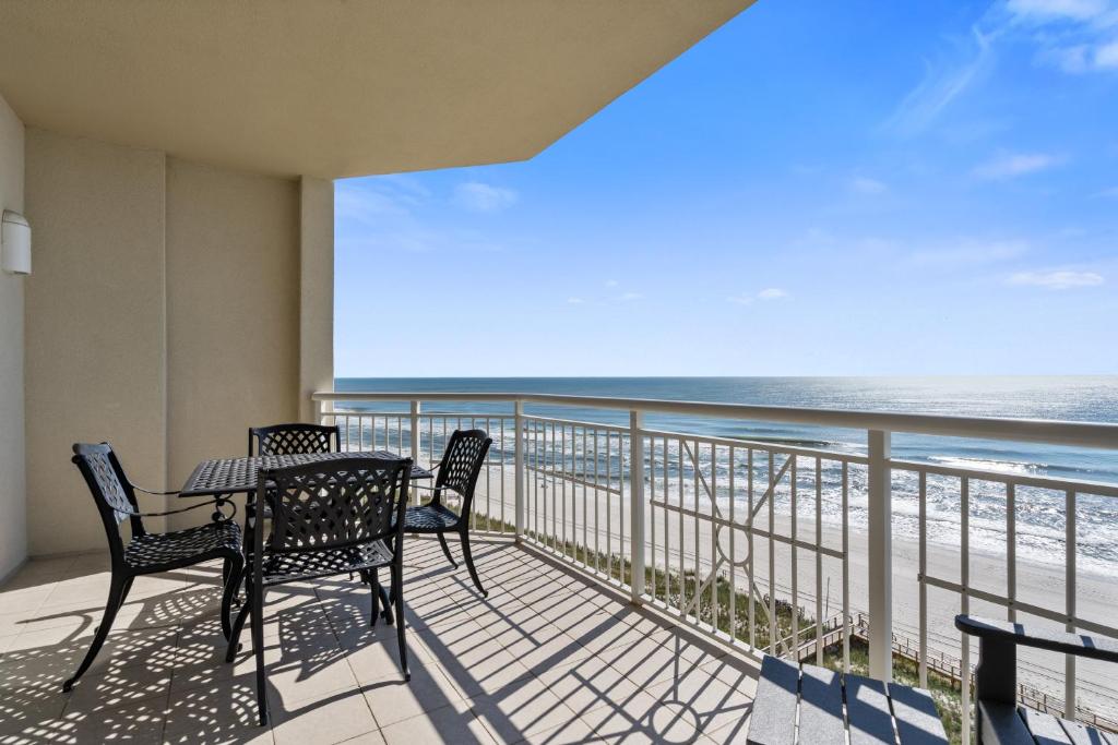 un balcone con tavolo e sedie e l'oceano di Indigo East Unit 1005E a Pensacola
