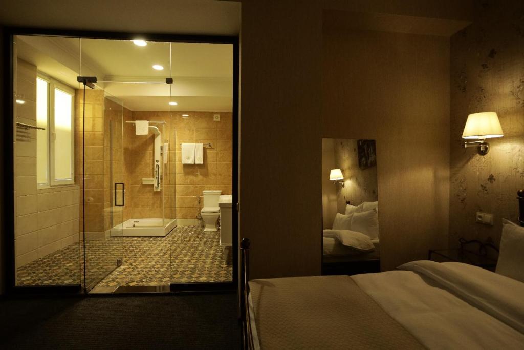 Koupelna v ubytování Redline Hotel