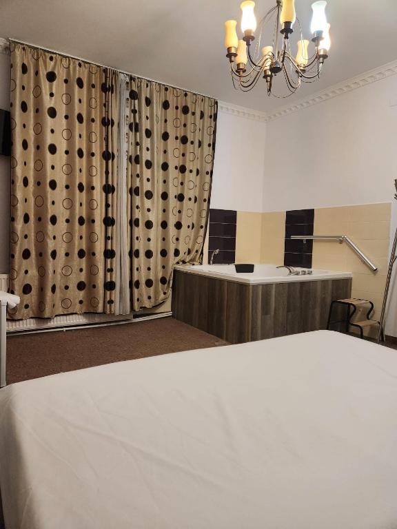 Postel nebo postele na pokoji v ubytování LuxInn
