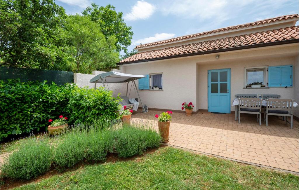Ogród w obiekcie 2 Bedroom Stunning Home In Sisan